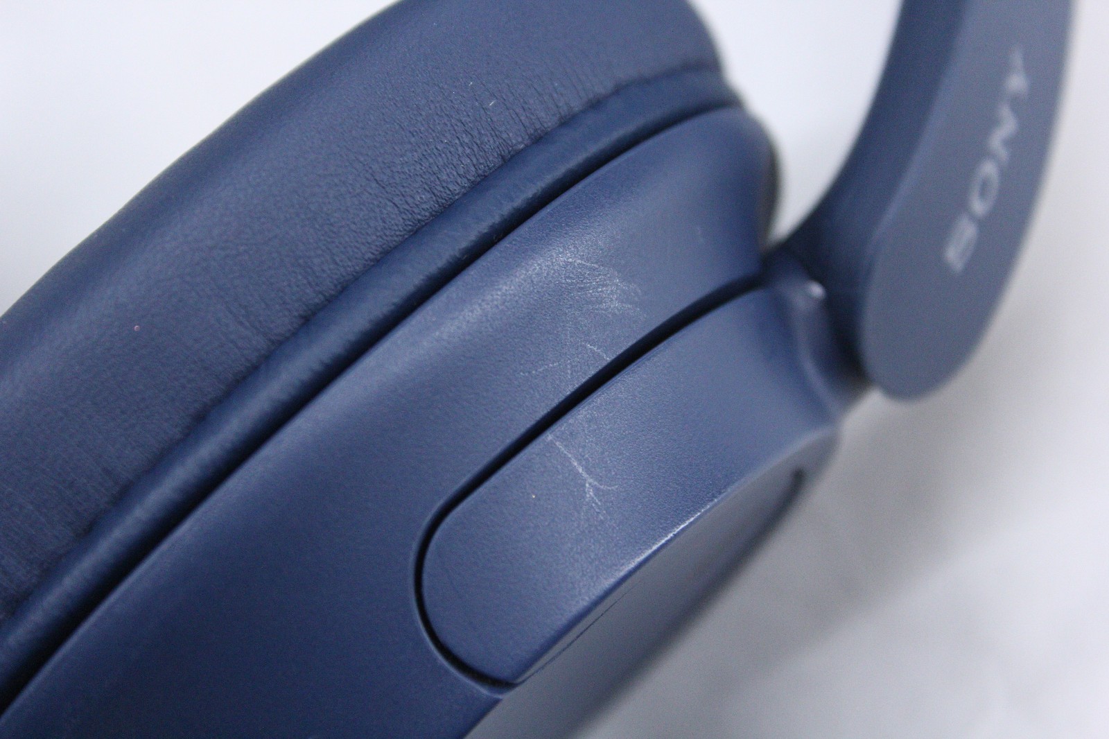 Sony YY2966 WH-CH72 Wireless Bluetooth Headphones -Tested, with case (no cables)
