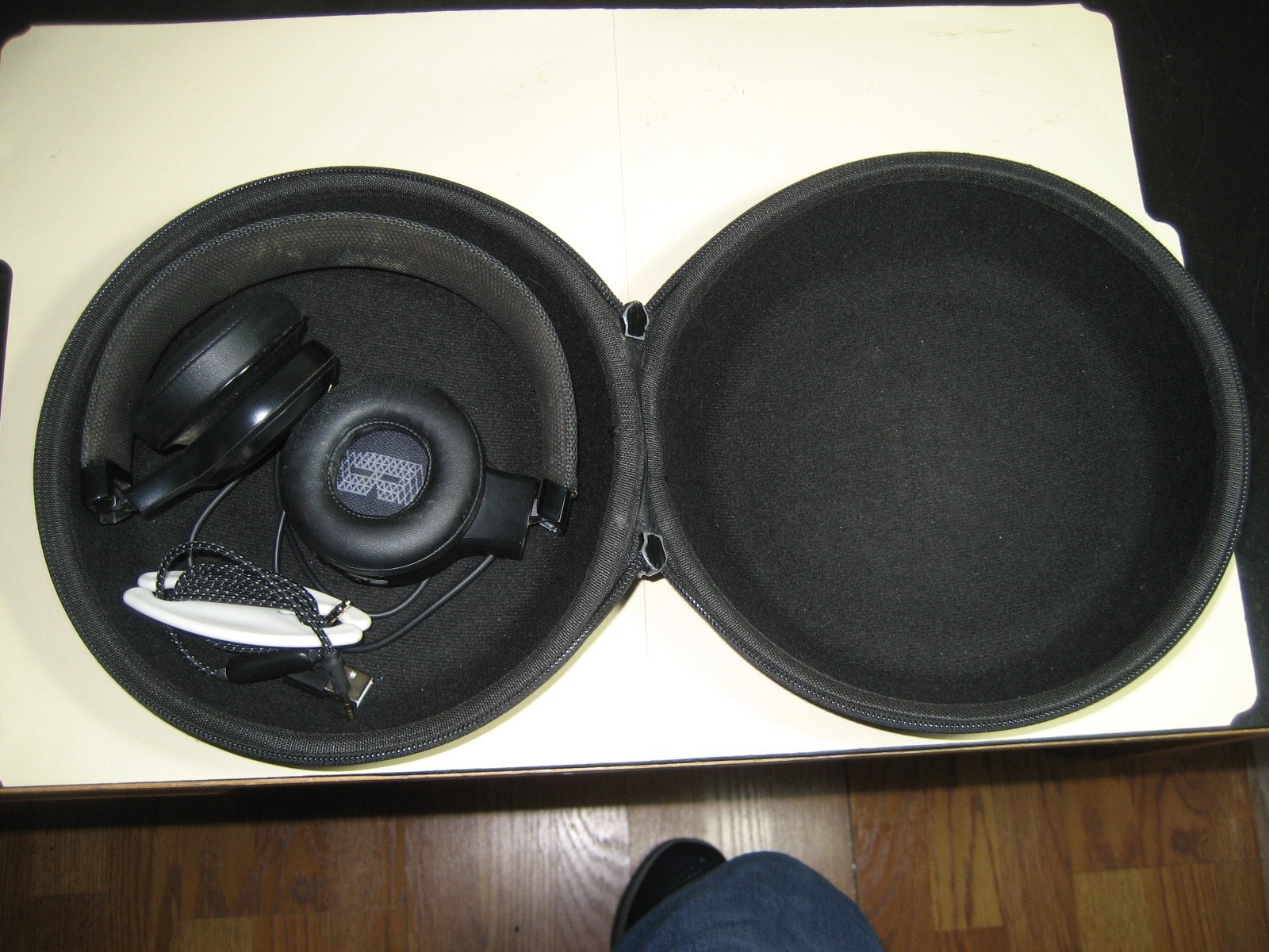 JBL Live Bluetooth or wired headphones with Carrying Case – Fully Functional