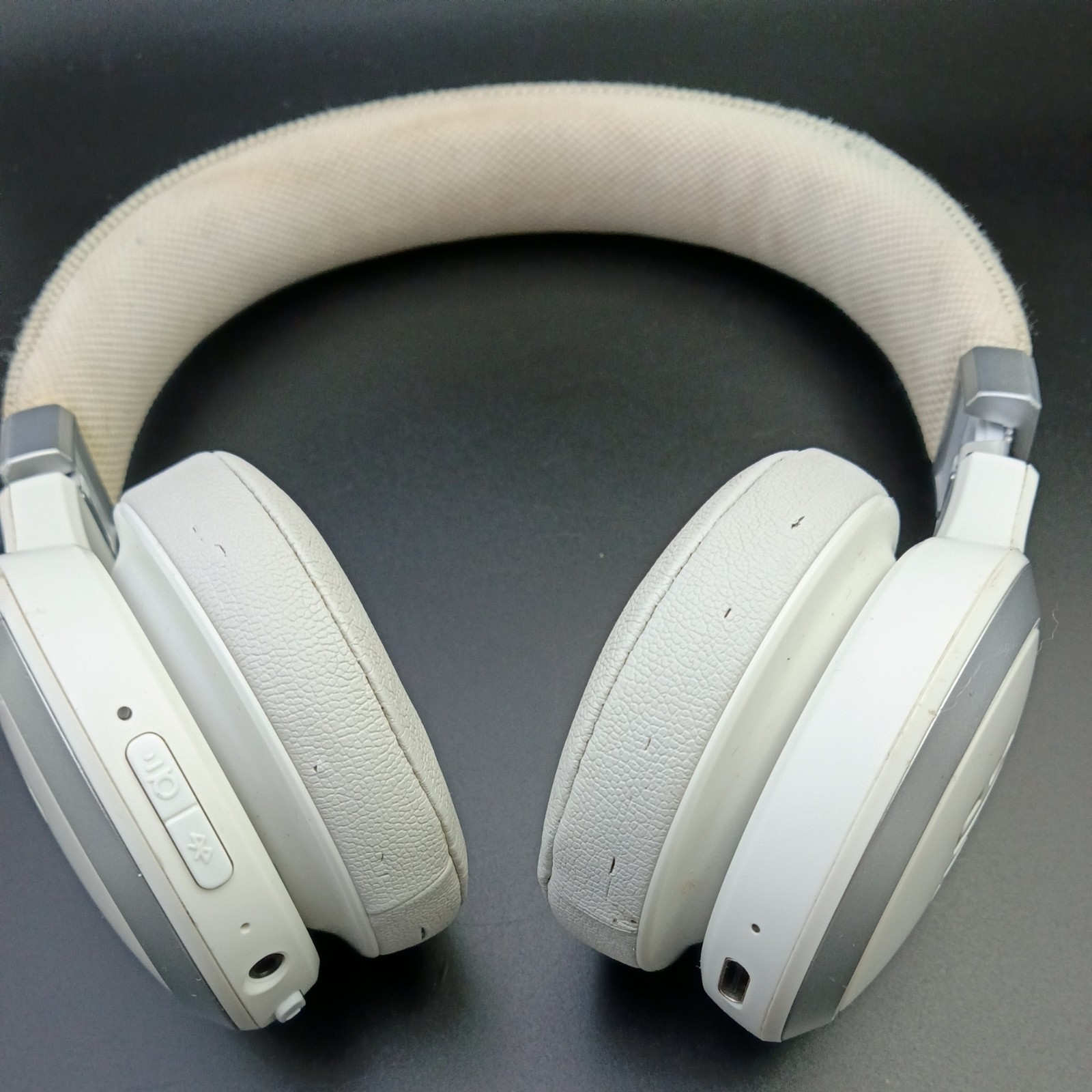 JBL Live 460NC Wireless On-Ear Noise Cancelling Headphone( cosmetics detailing)