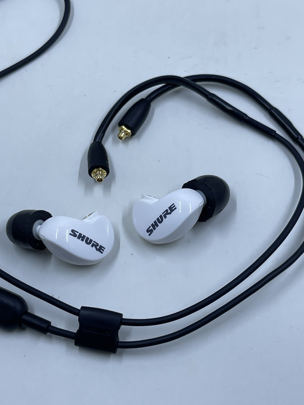 Shure SE215 In-Ear Professional Sound Isolating Headphones White w/ case
