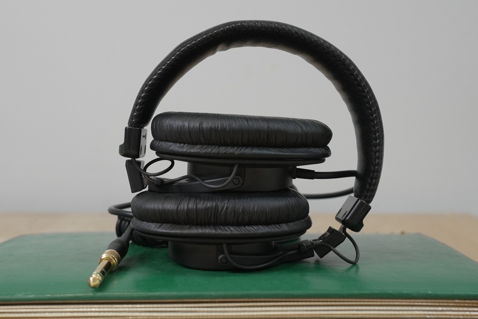 Sony MDR-7506 Studio Headphones w/ coiled cable to 3.5mm/1/4″ plug NEAR MINT