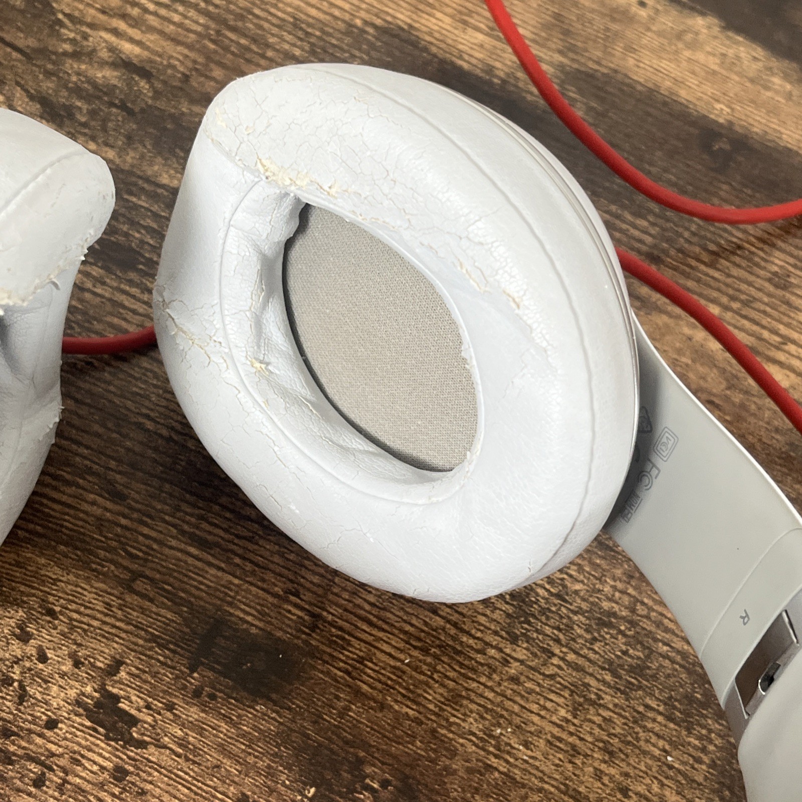 Beats by Dr Dre Studio 2.0 WIRED On-Ear headphones White Needs New Ear Pads