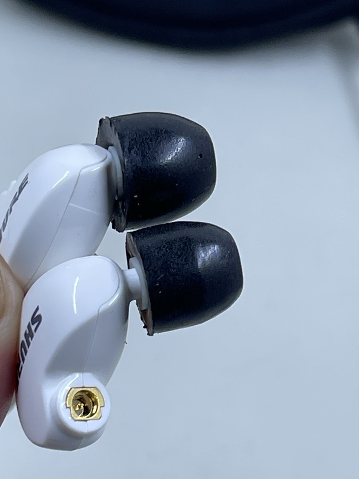 Shure SE215 In-Ear Professional Sound Isolating Headphones White w/ case