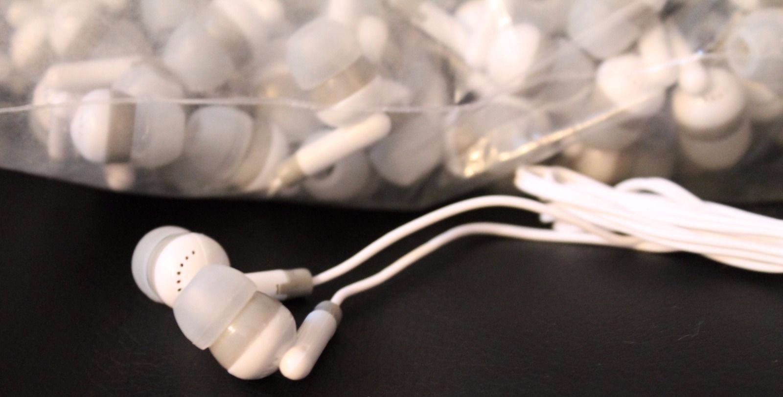 Lot of 100 Mixed Candy Color 3.5mm In-ear Earbuds / Headphones – Assorted Colors
