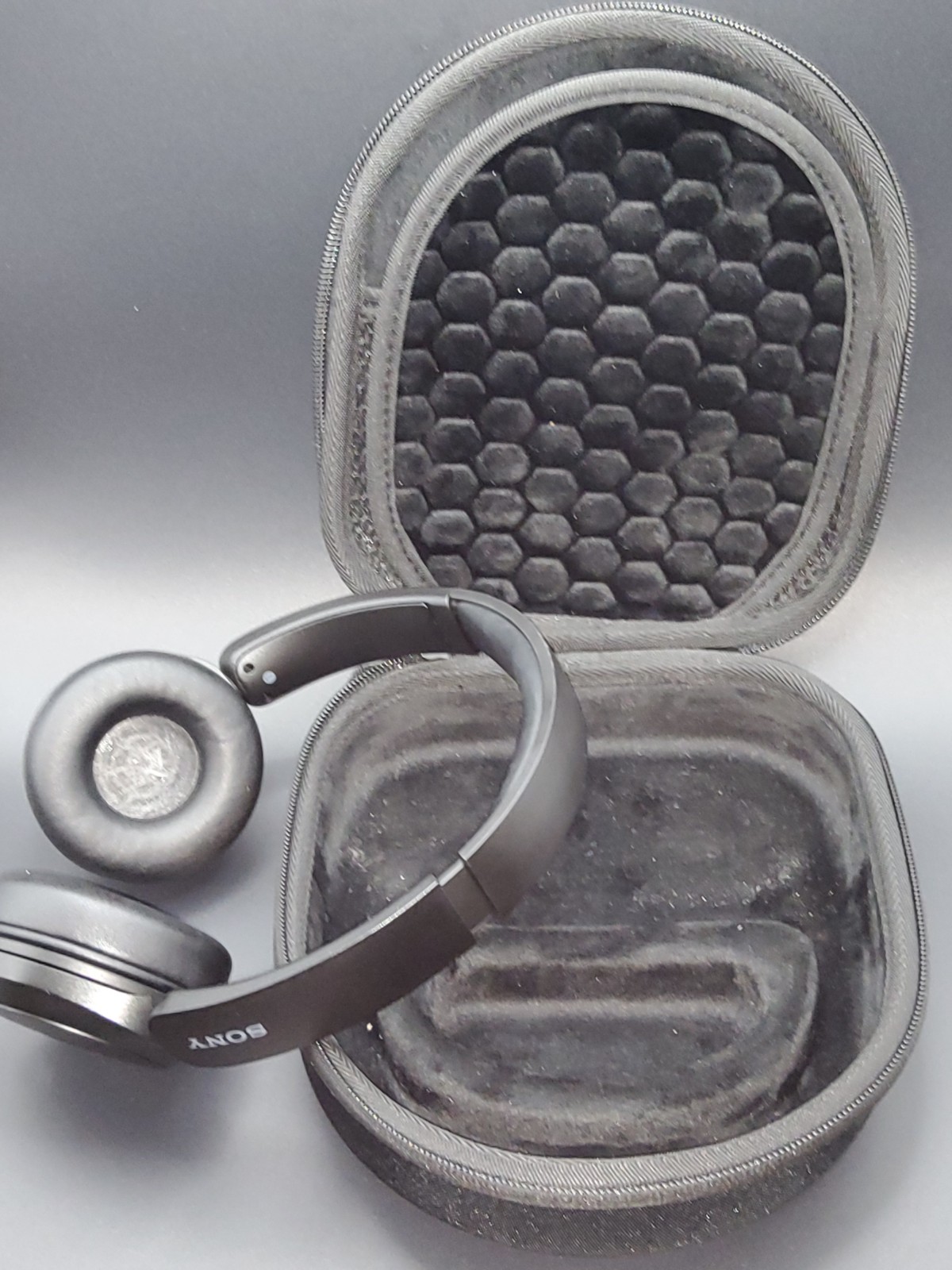 Sony – WH-CH520 Wireless Headphone with Microphone & Hard Carrying Case – Black