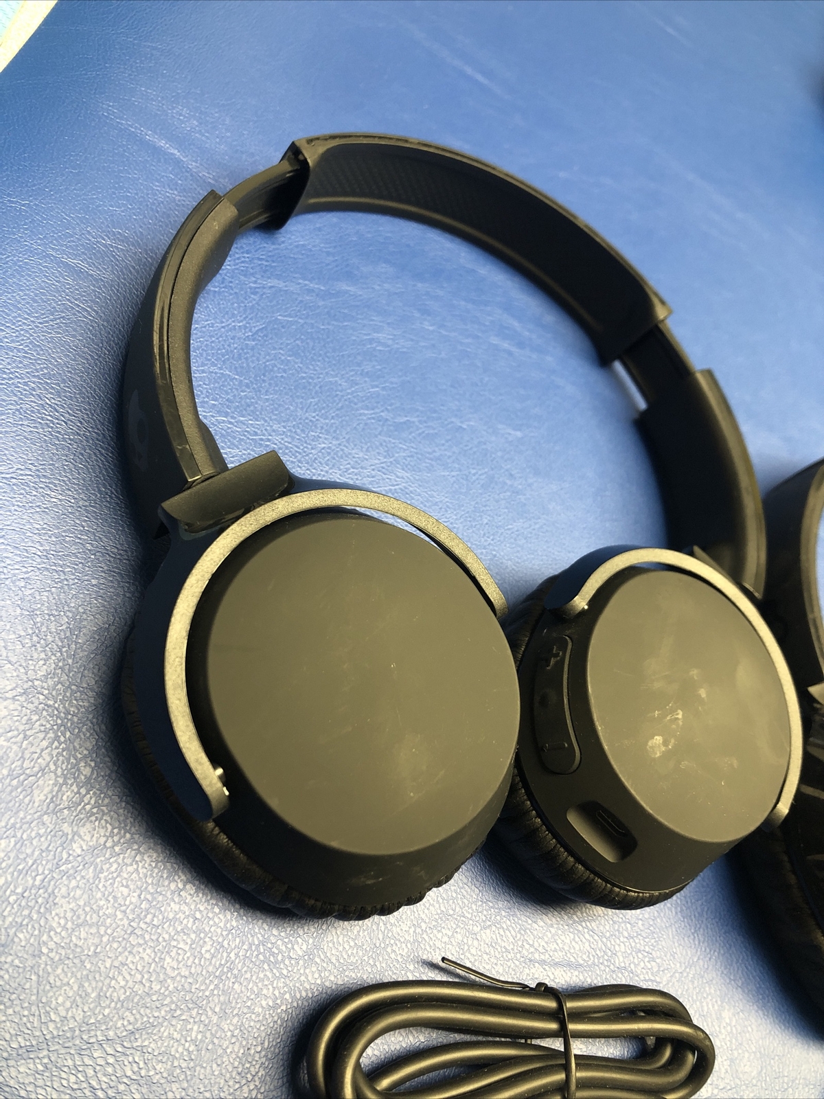 LOT OF 2X SKULLCANDY S5PXWL003 RIFF WIRELESS ON-EAR HEADPHONES