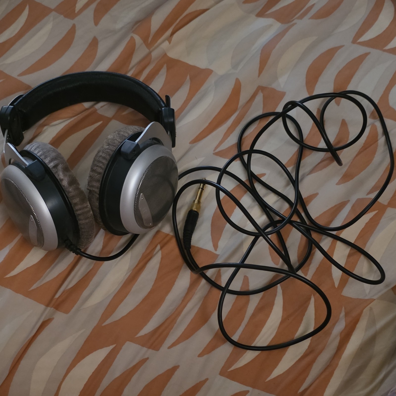 beyerdynamic DT 880 Open-Back Wired Over-Ear Headphones 250 Ohm Silver/Black