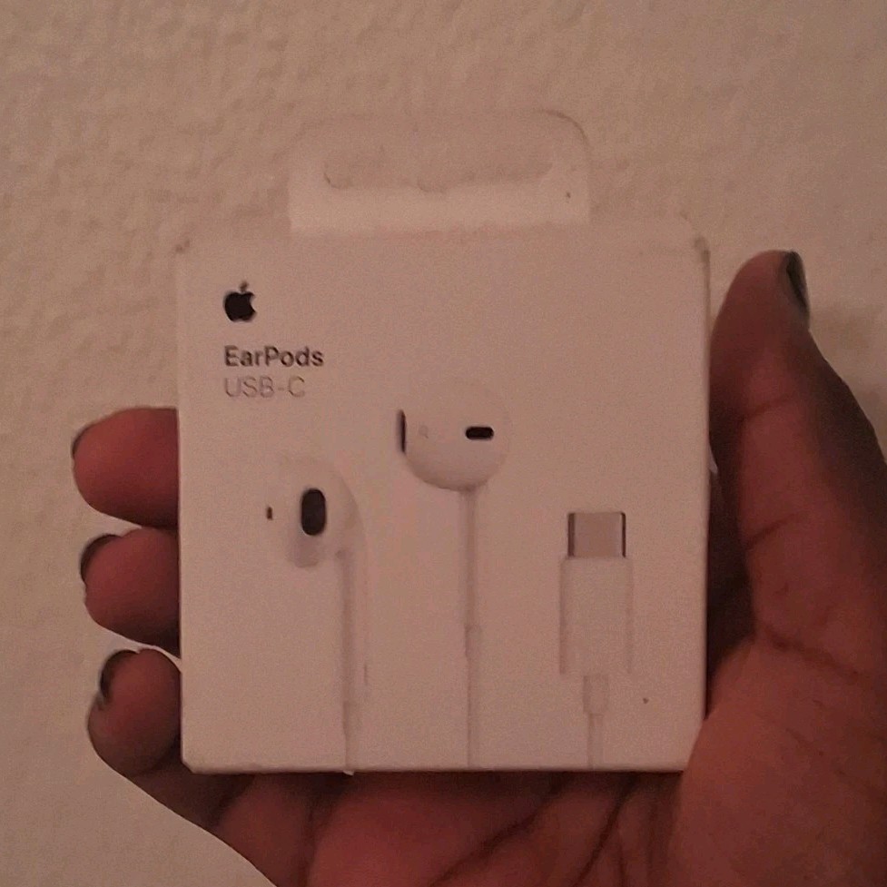 Apple EarPods USB-C Wired In Ear Headphones White 2020s MPN 602-06807-A