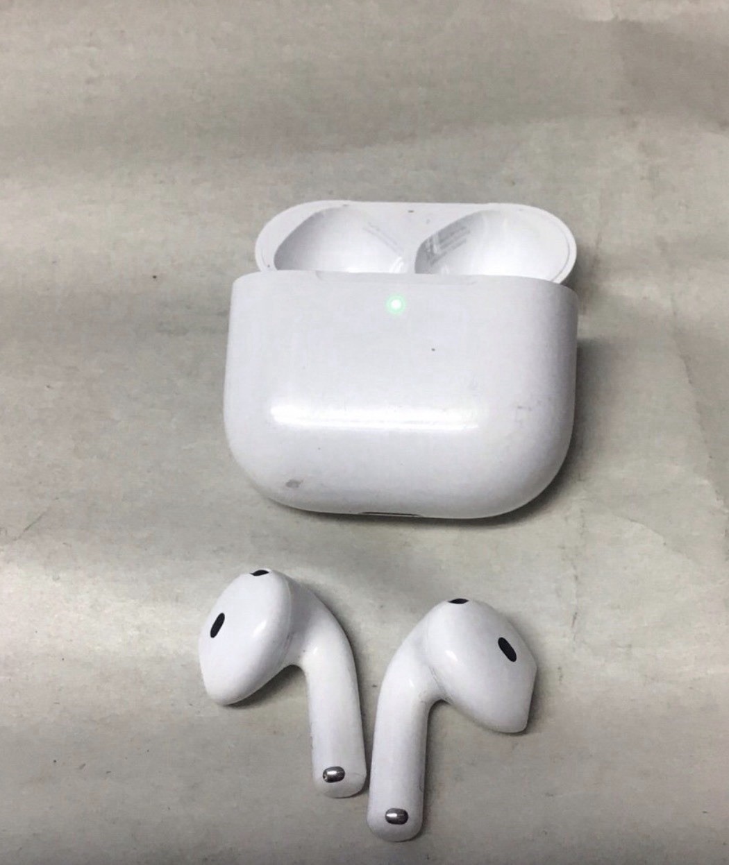 Apple AirPods 4 Earbuds w/ USB-C Case in White A3058, A3050, A3053 *READ *