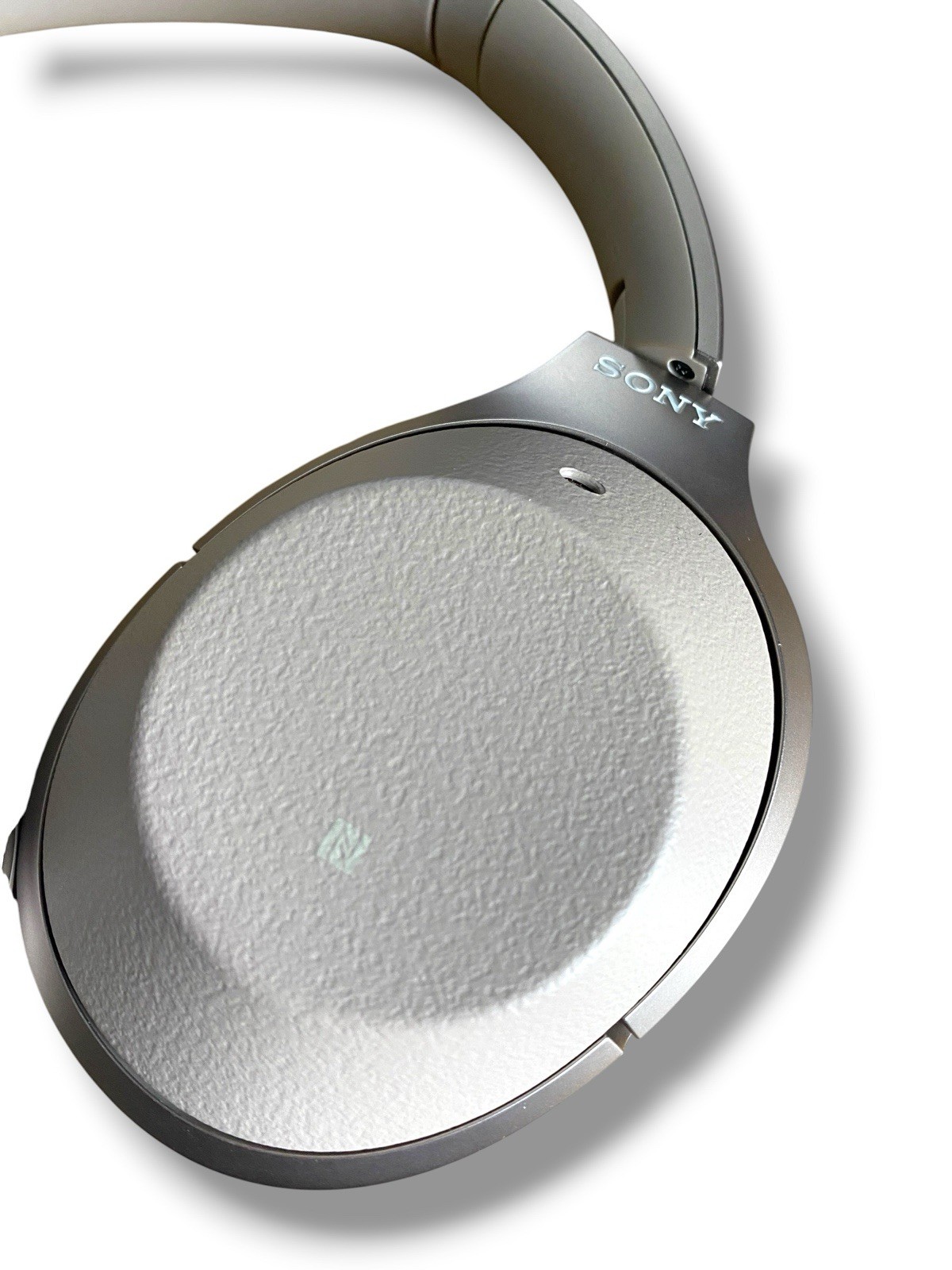 Sony WH-1000XM2 Over-ear Wireless Noise-Canceling Headphones Champagne Gold