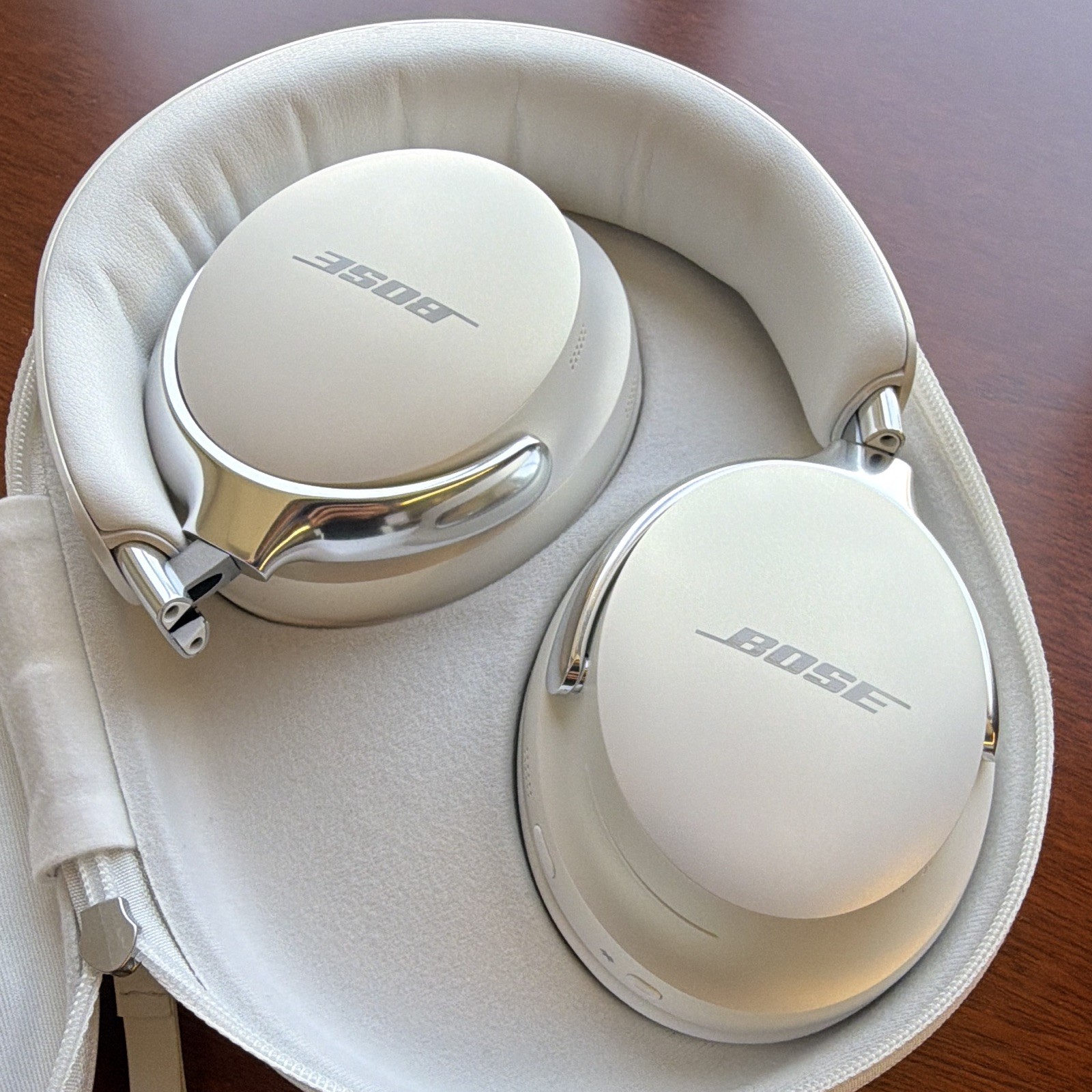 Bose White Over-Ear Ear-Cup Headband Headphones with Carry Case