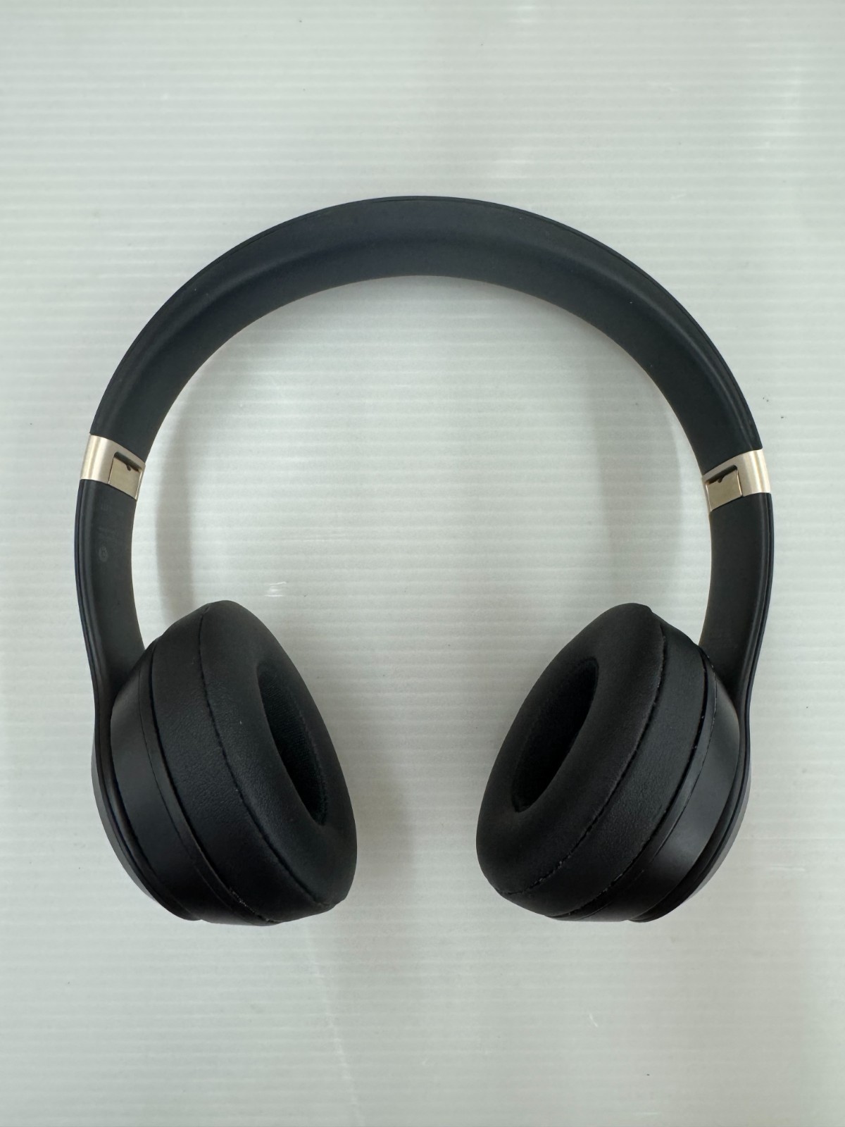 Beats Solo 4 Black and Gold