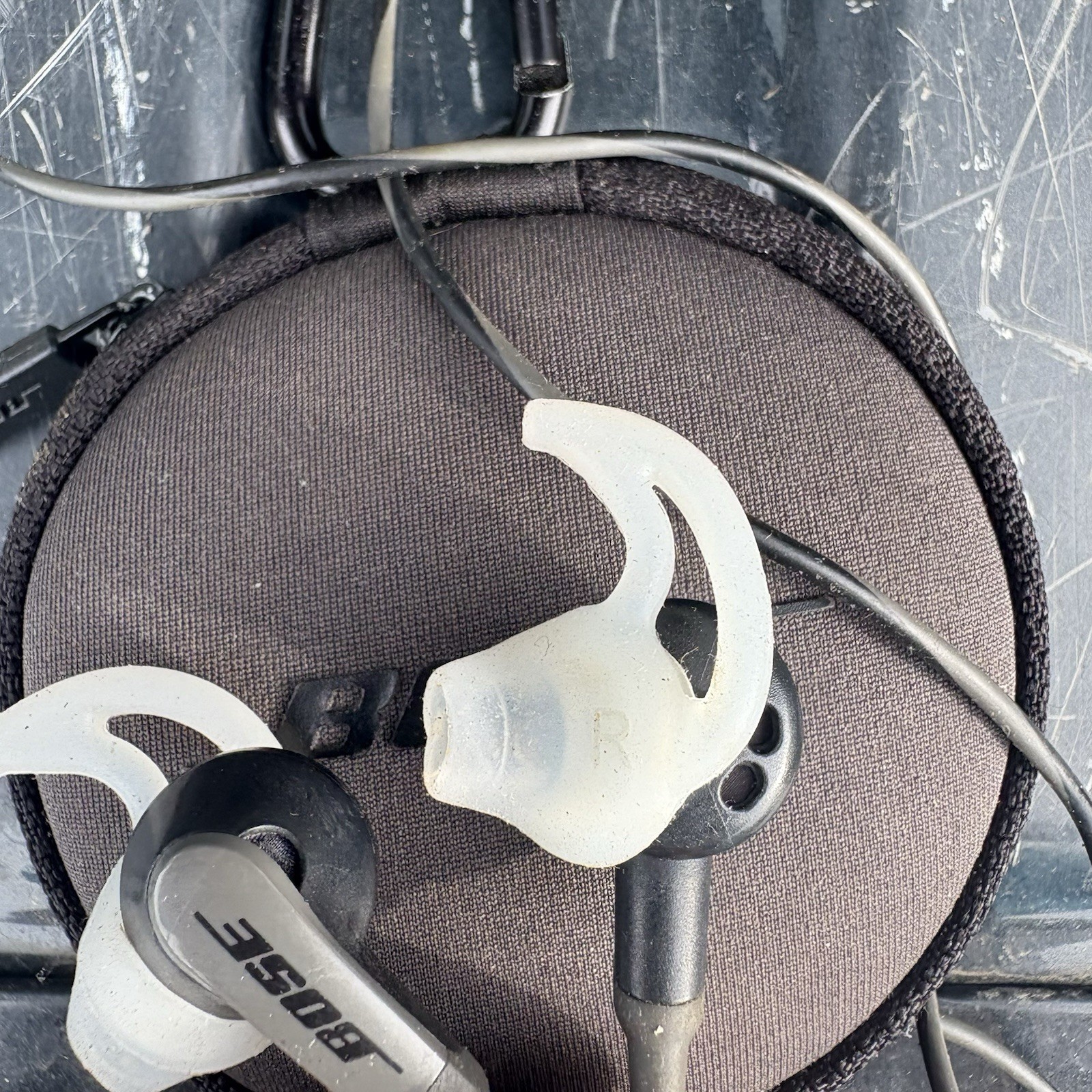 Bose Soundsport In-Ear Wired Earbuds 3.5mm Jack With Carrying Case (Read)