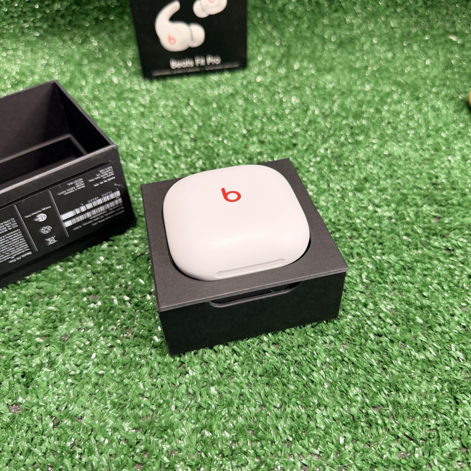 Beats Fit Pro True Wireless Earbuds White/Red A2577, Working, MISSING WINGTIPS.
