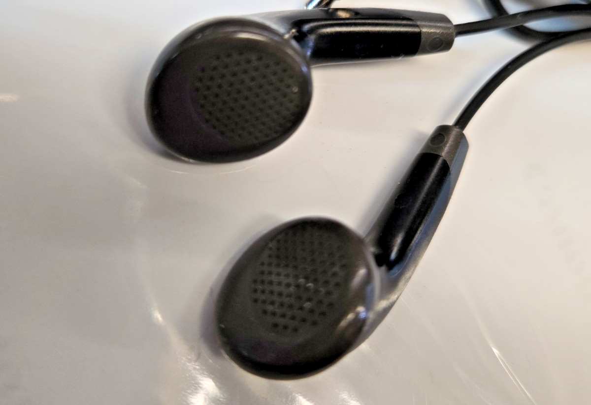 Vintage Aiwa Black 3.5mm Jack Wired Classic Earbud Headphones