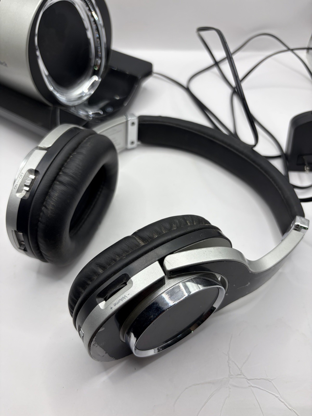Radio Shack 2.4 GHz Digital Wireless Headphones MODEL #33-103 Turns On FOR PARTS