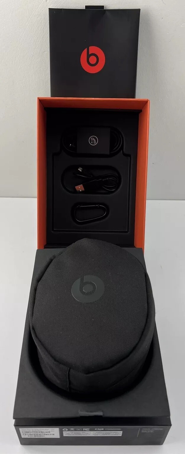 Beats by Dr. Dre Solo3 Over the Ear Headphone – Gloss Black