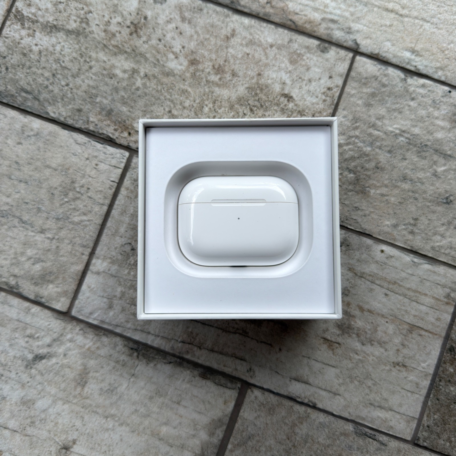 Apple AirPods Pro 1st Gen MWP22AM/A Wireless Charging Case White Earbuds