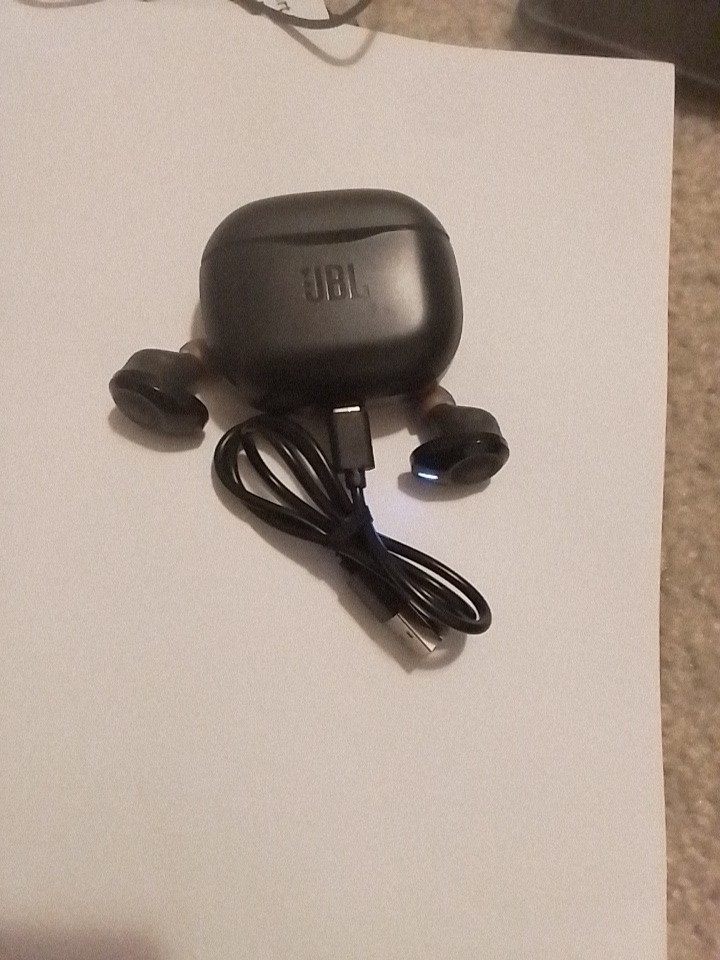 JBL Wireless Bluetooth Earbuds – Excellent Condition, Includes Charger, No Box