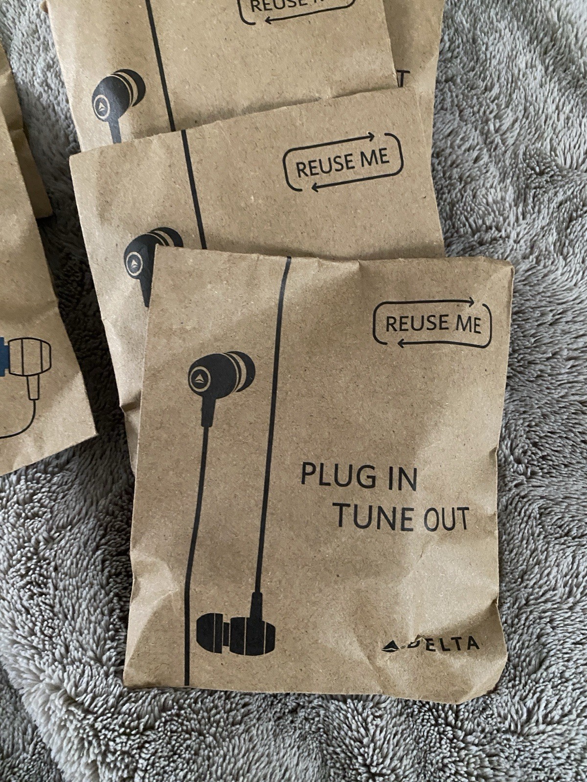 Lot Of 14 Wired Earphones from Delta Airlines – 3.5mm jack plug – NEW