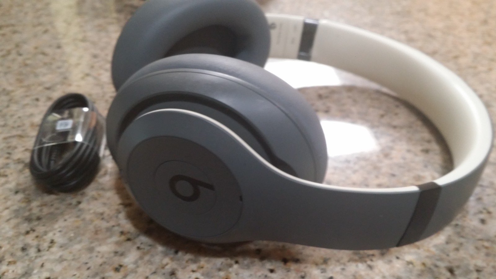 Beats by Dr. Dre Studio Pro Wireless Bluetooth Over-Ear headphones Gray colo