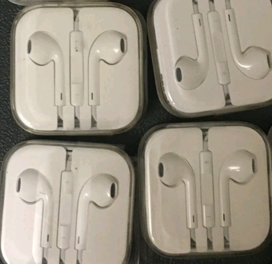 lot of 4 Apple Ear Pods Lightning USB-C Wired Earbuds Earphone iPhone 5-
