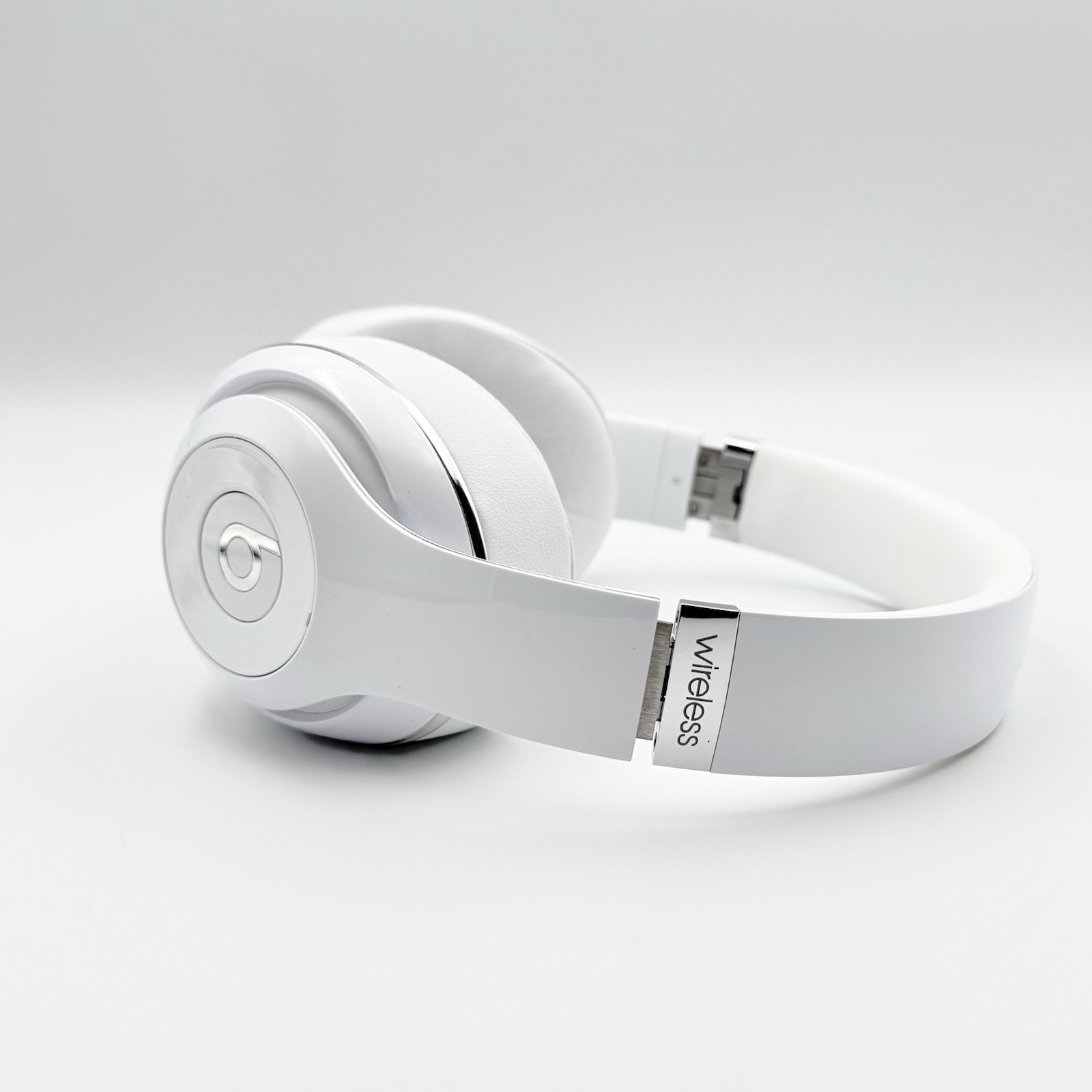 Beats Studio3 Wireless Over-Ear Headphones White