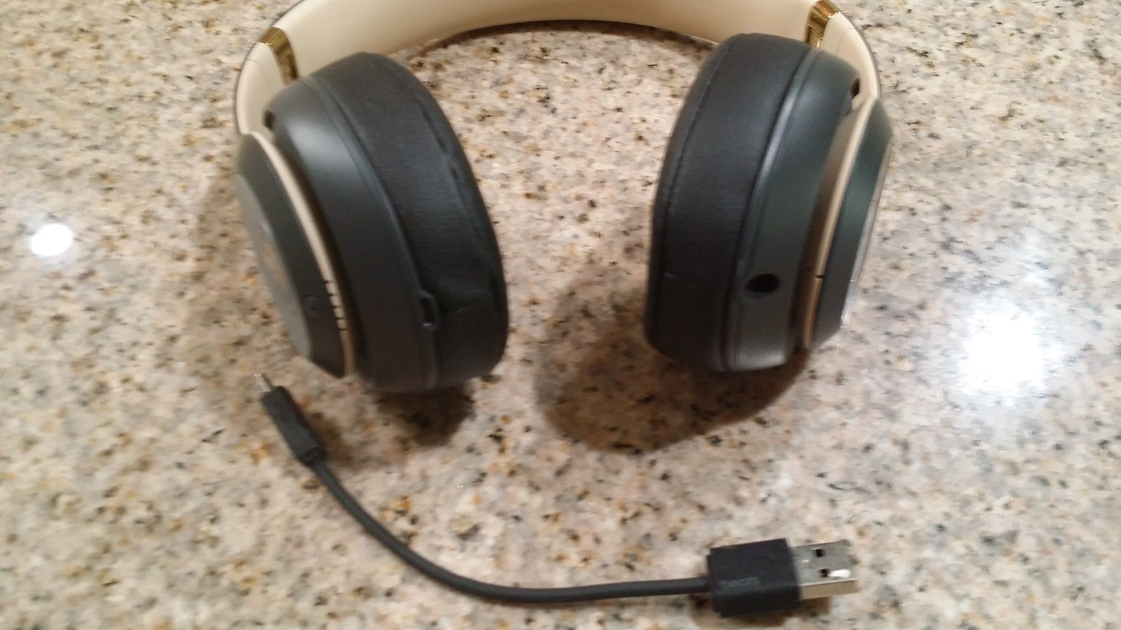 Beats by Dr. Dre Studio 3.0 Wireless Bluetooth Over-Ear headphones Gold/gray