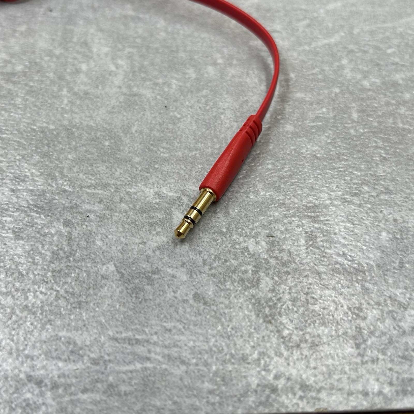 iHome Padded Ear and Headband Headphones Black Red Flat Wire Basic 3.5mm Jack