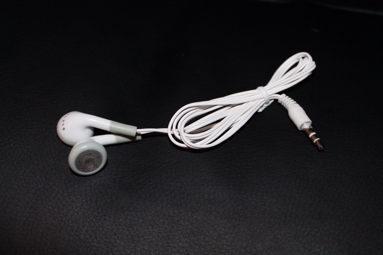 Pack of 3 – 3.5mm White In-Ear Earbuds / Earphones / Headphones