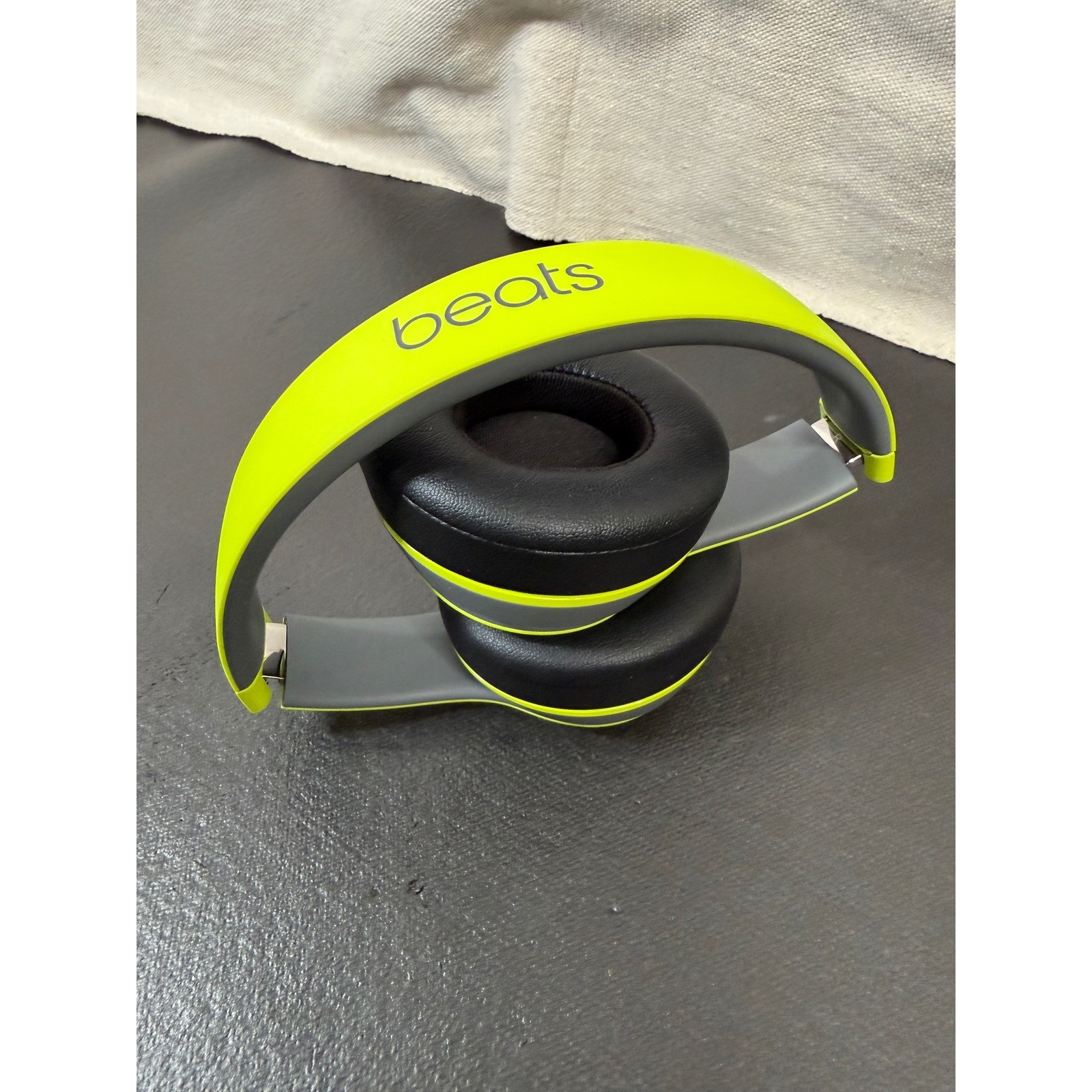 Beats Solo 2 Wireless Headphones Unisex Adjustable Shock Yellow Bluetooth Audio