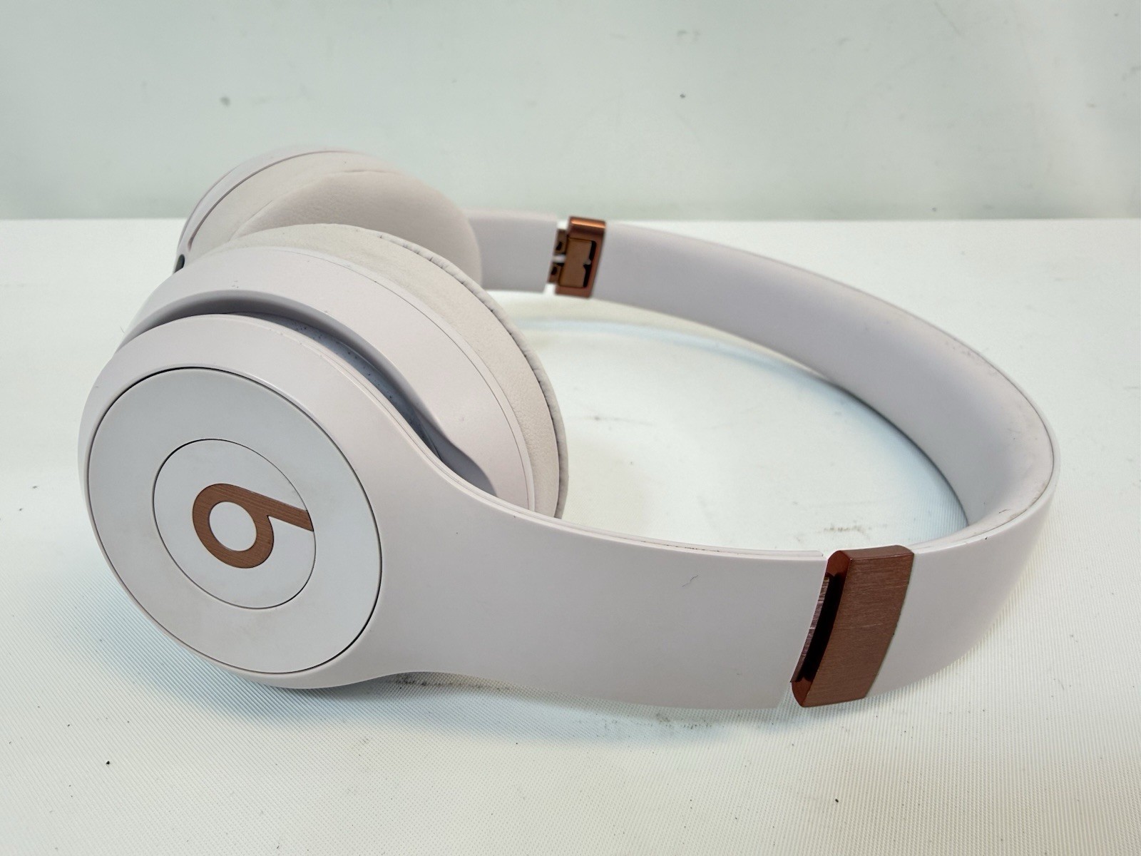 Beats Solo 4 Wireless Bluetooth On-Ear Headphones 50 Hours – Cloud Pink