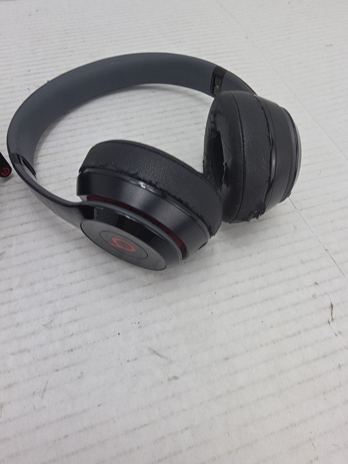Beats by Dr. Dre Solo2 Wireless Bluetooth Black/Red With Case No Charger Unteste