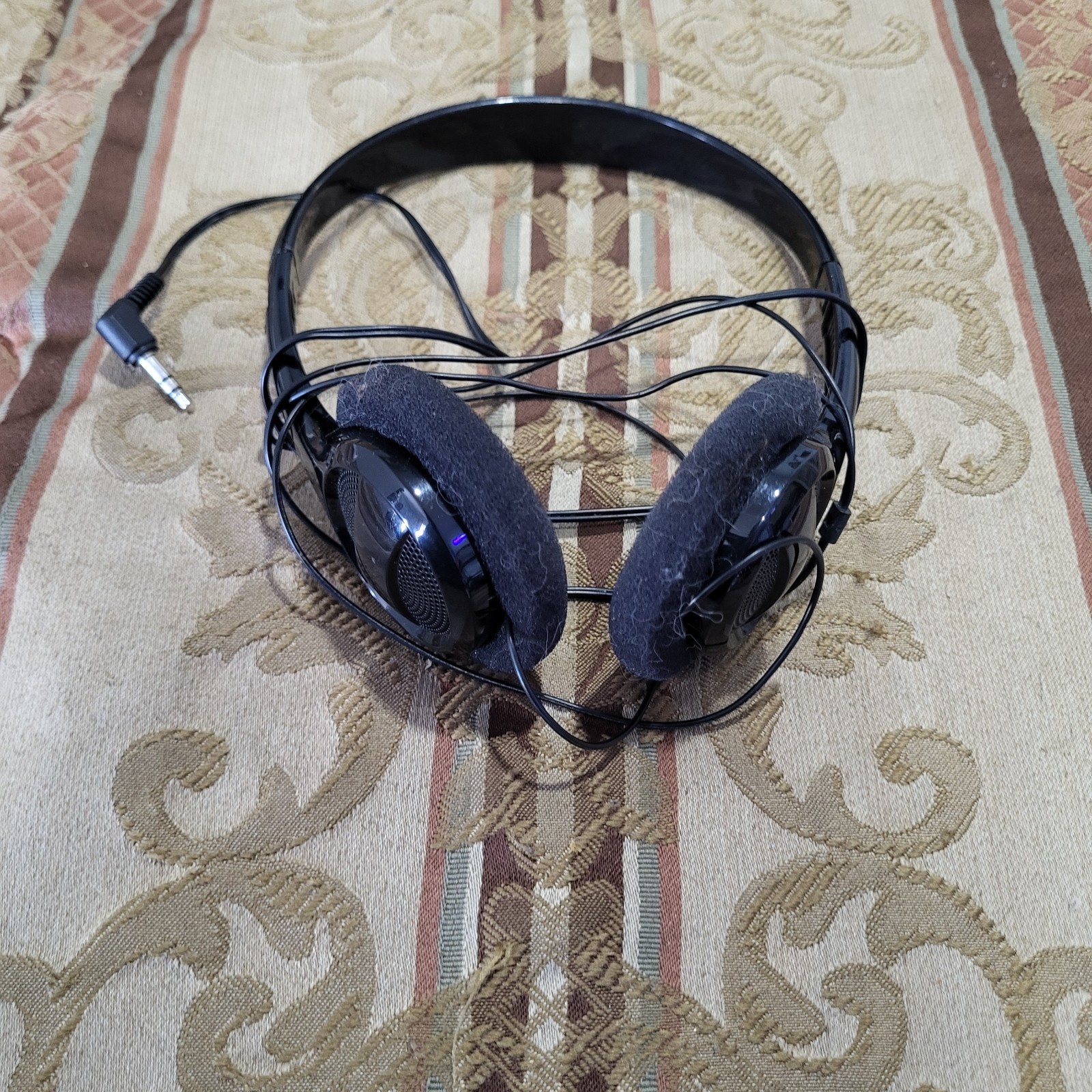 ONN On-Ear Headphones Lightweight Design and Adjustable 3.5mm Aux Plug 131407