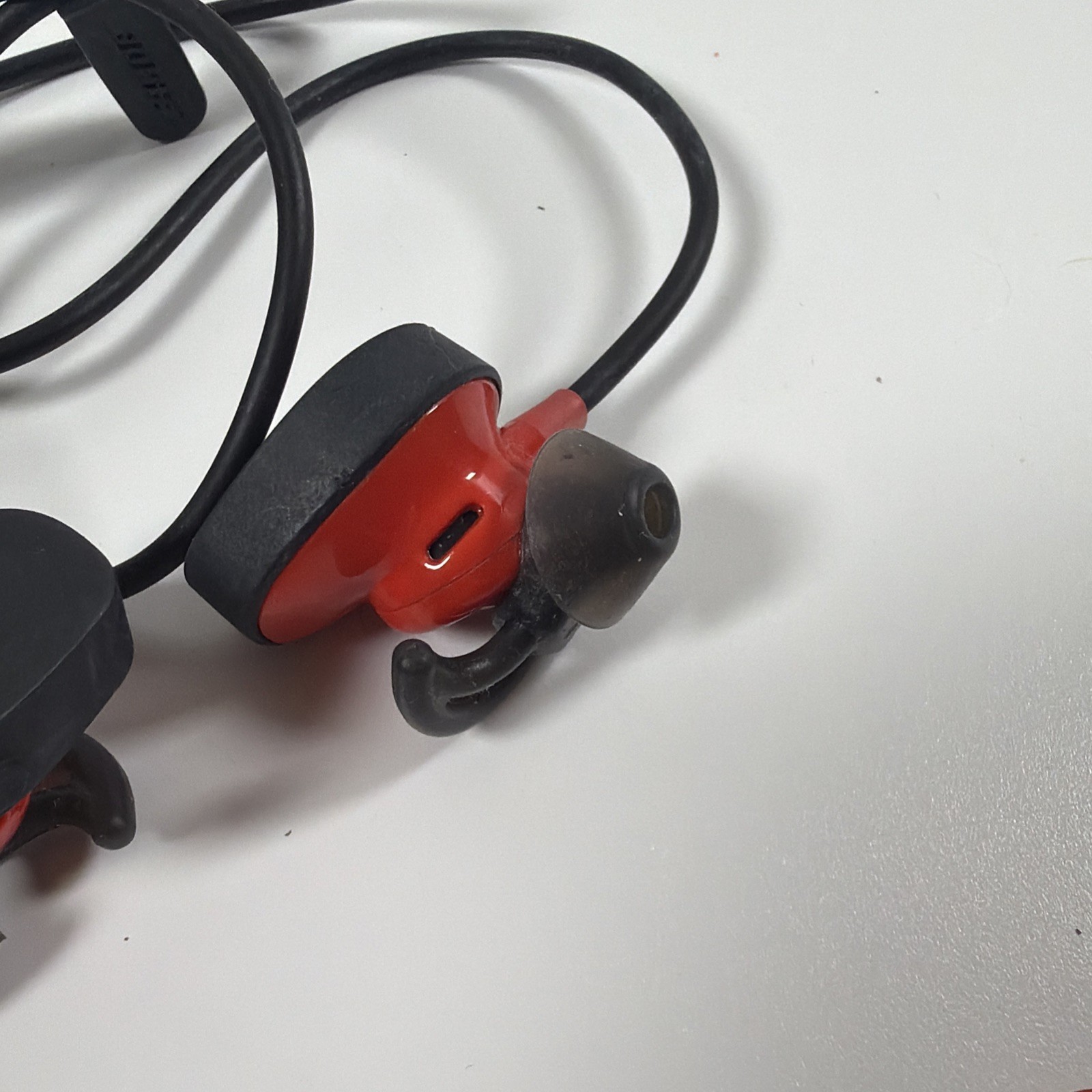 Bose SoundSport 007-AE0109 In-Ear Wireless Bluetooth Headphones Won’t Charge