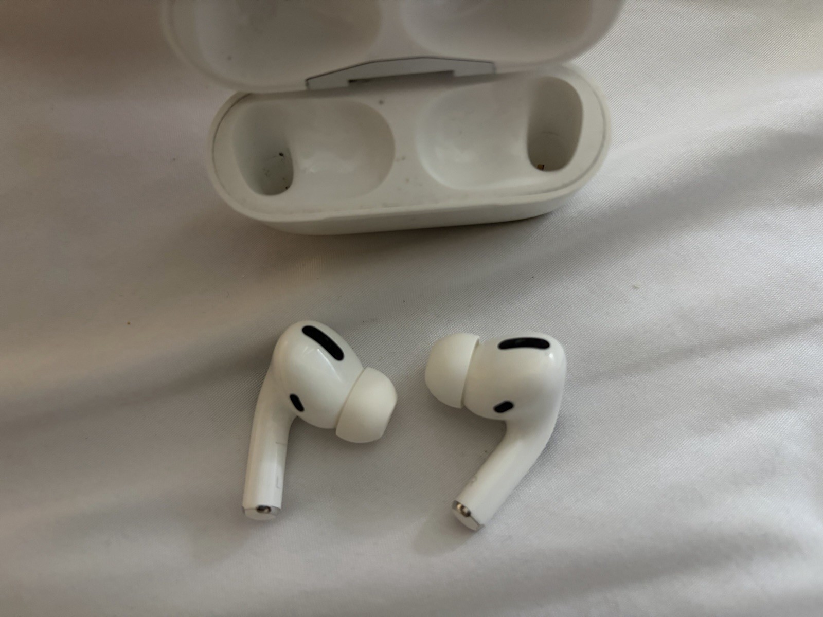 apple official airpods pro 1st gen complete used