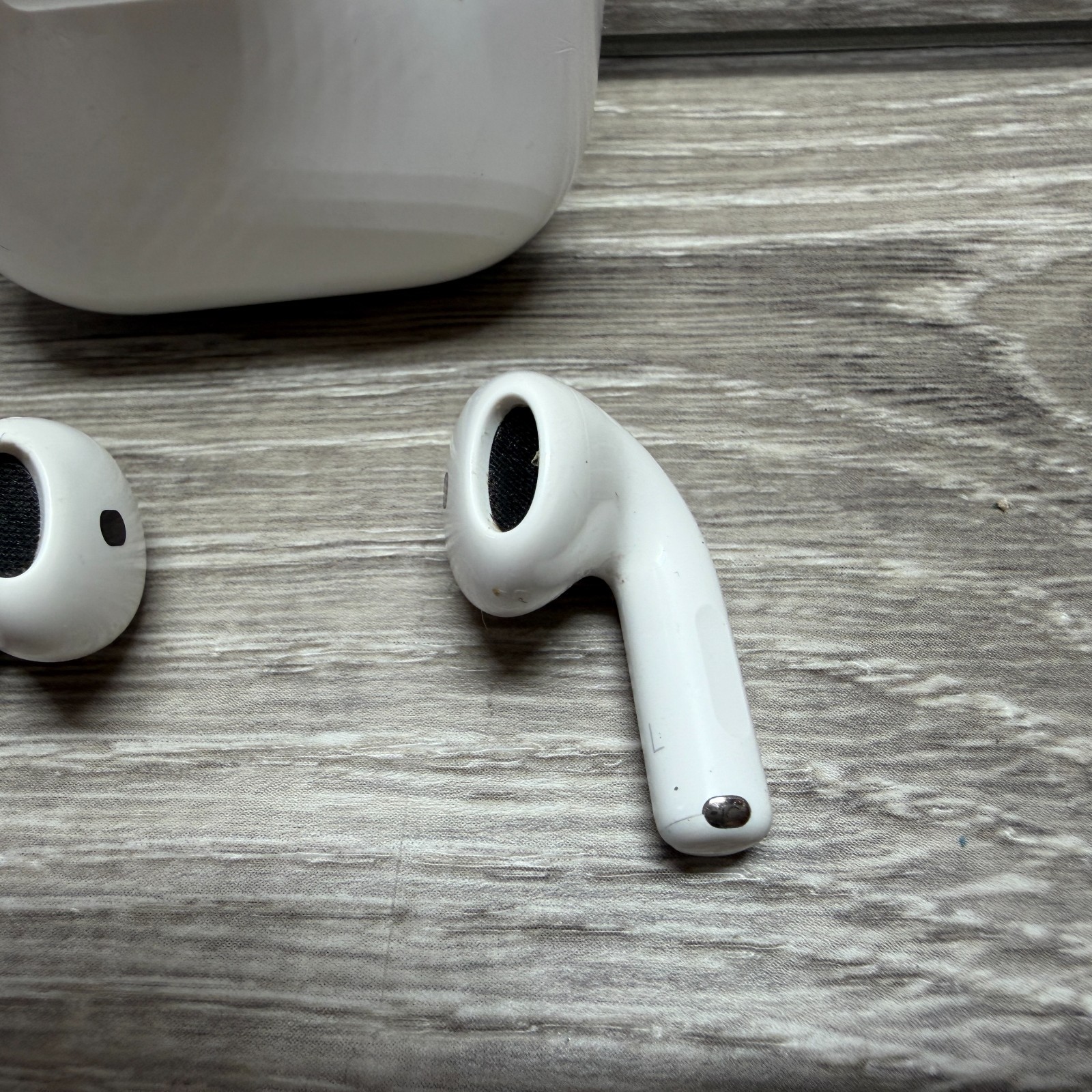 Apple AirPods 4th Gen A3053 USB-C Charging Case Wireless Earbuds White