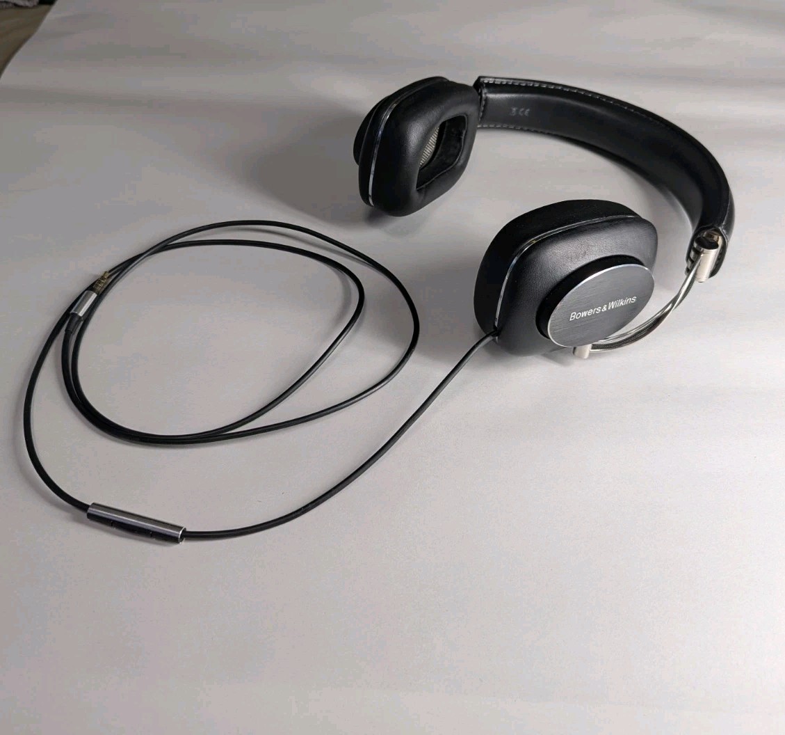 Bowers & Wilkins Over-Ear Headphones Black 3.5mm (READ)
