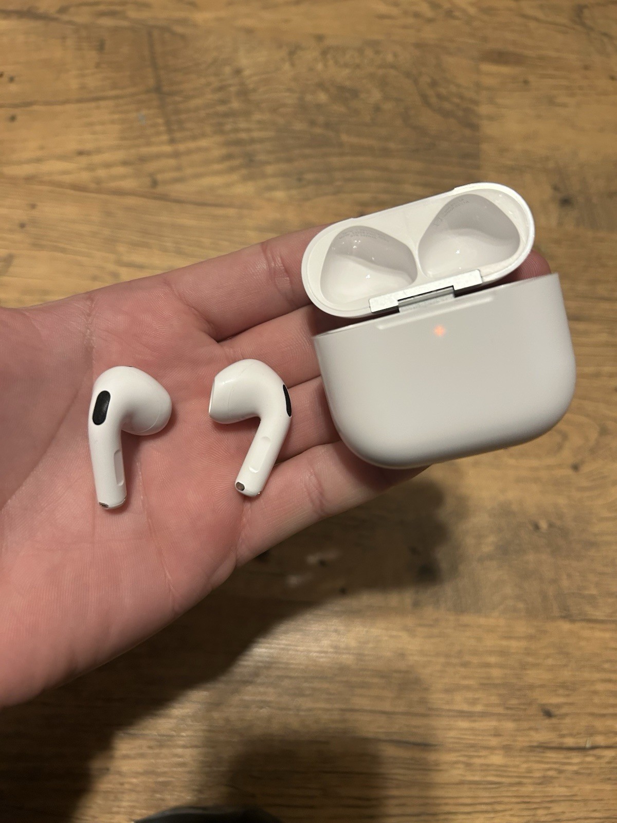 Cheap Apple AirPods 4th Gen with noise cancellation