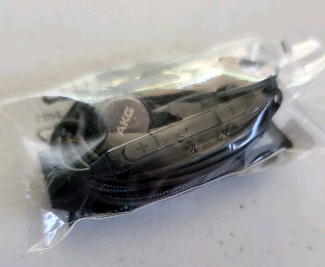 AKG EO-IG955 Samsung In-Ear Headphones Univ Compt w/ Built-in Microphone NIB