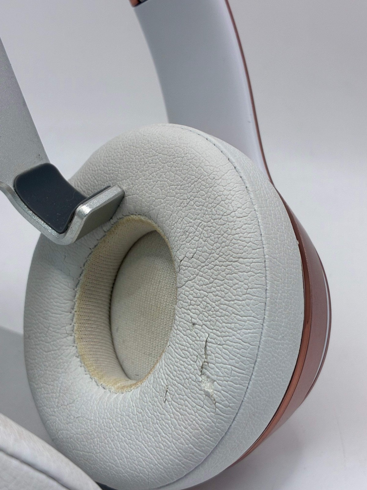 Beats Solo 3 Headphones Pink w/ Carrying Case – Used B