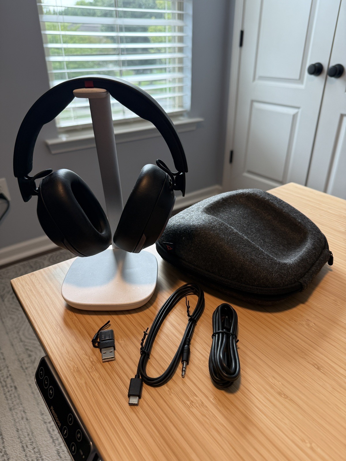 Poly Voyager Surround 85 UC – Microsoft Teams Certified – USB + Bluetooth
