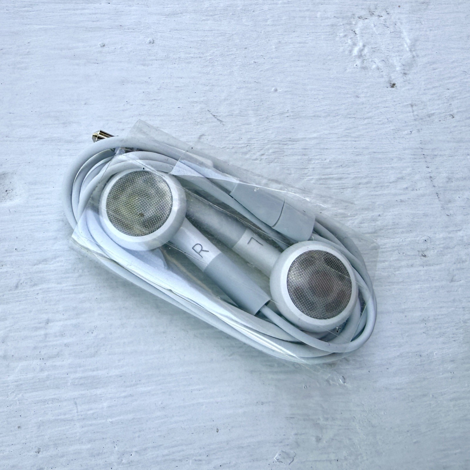 VINTAGE NEVER-OPENED Genuine Apple 3.5mm Wired Stereo Earphones – White
