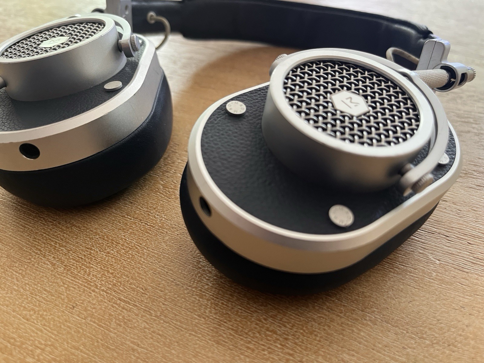 Master & Dynamic MH40 Wired Over-Ear Headphones Silver Aluminum Blue Leather