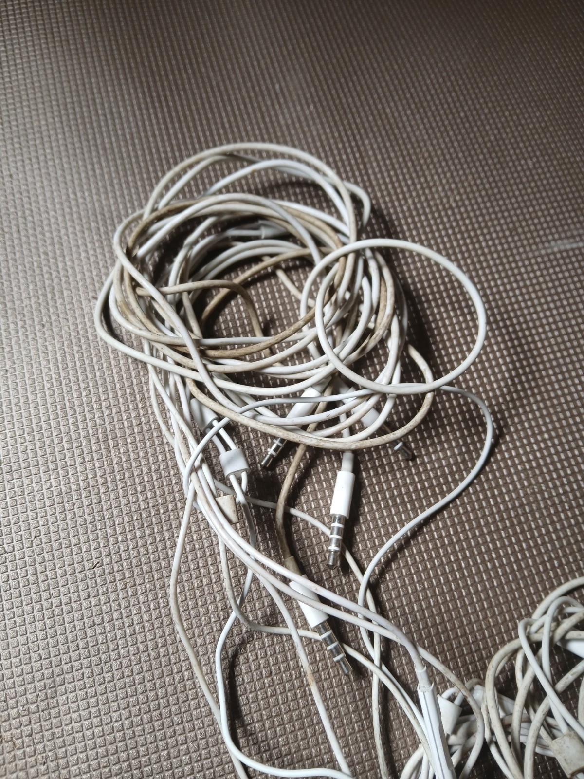 Apple iPad iPod iPhone Wired Earbuds Earpods 3.5mm AUX Headphone Jack Lightning