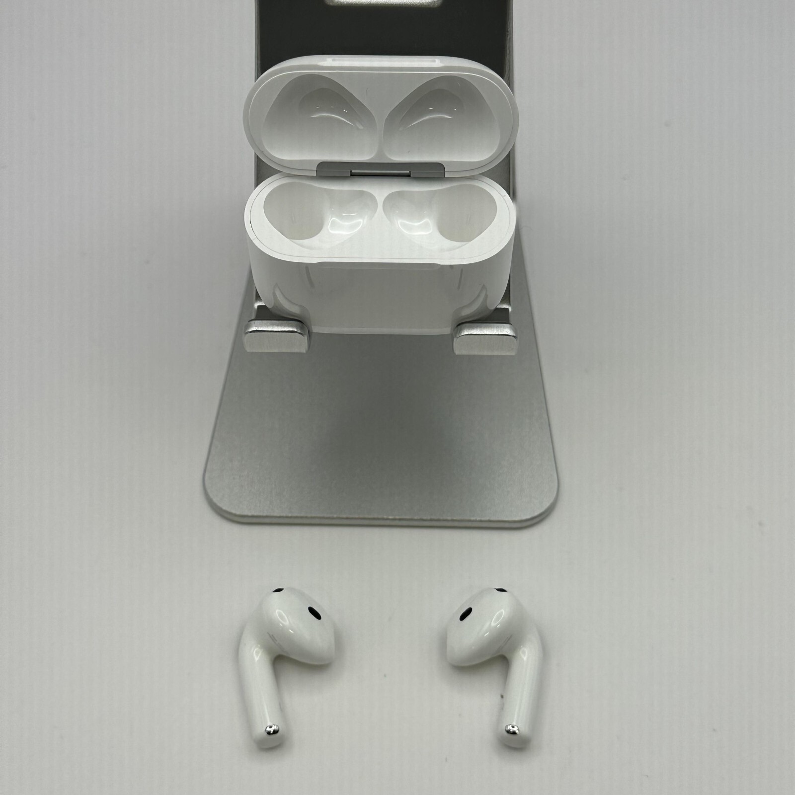 Apple AirPods (4th Gen) USB-C White (Active Noice Cancellation) -Very Good w/Box