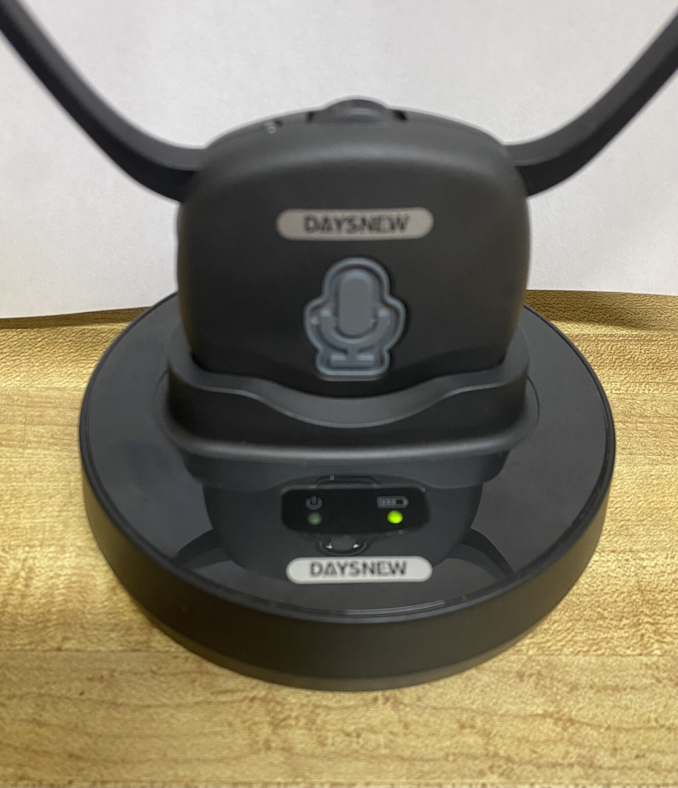 Daysnew E2 Digital Wireless Headphone System Seniors TV Listening Music
