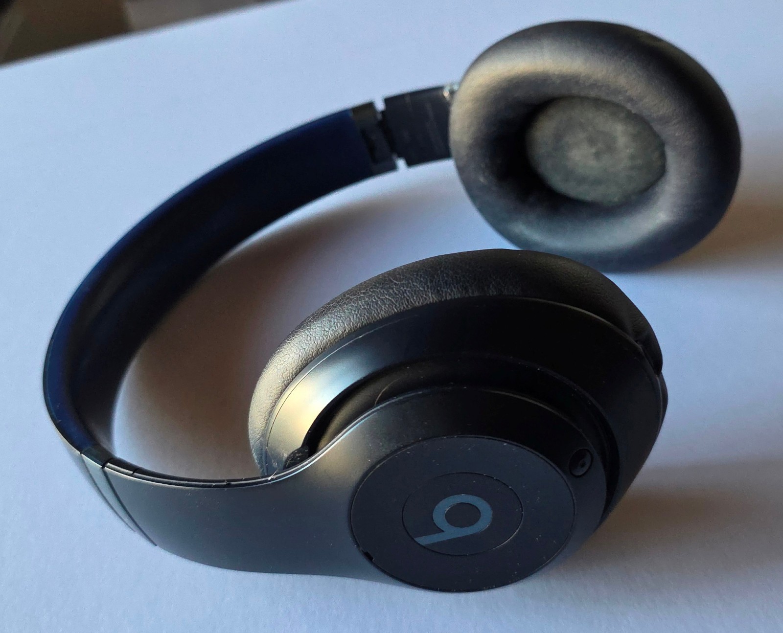 Navy Blue Beats Studio Pro Wireless Headphones MQTQ3LL/A – Works but Taped Band