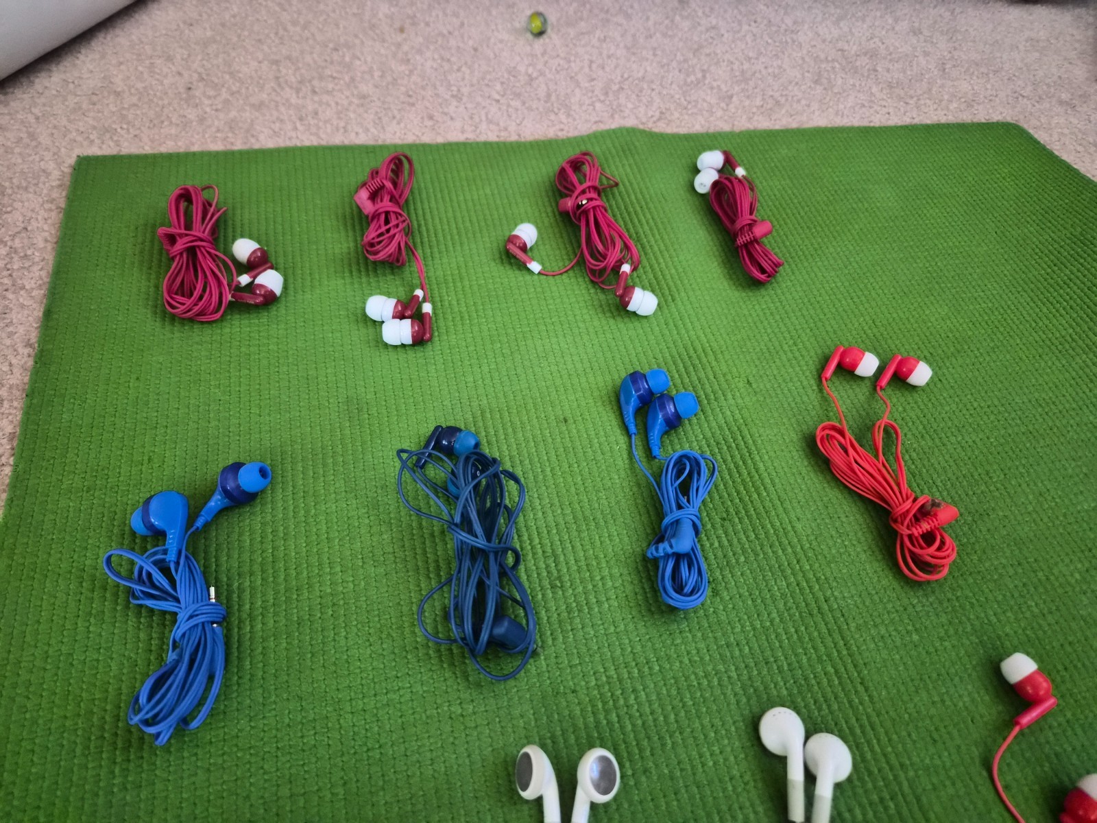 Lot of 20 pcs Wired Earphones Earbuds Assorted Ear Adapters Apple Volume control