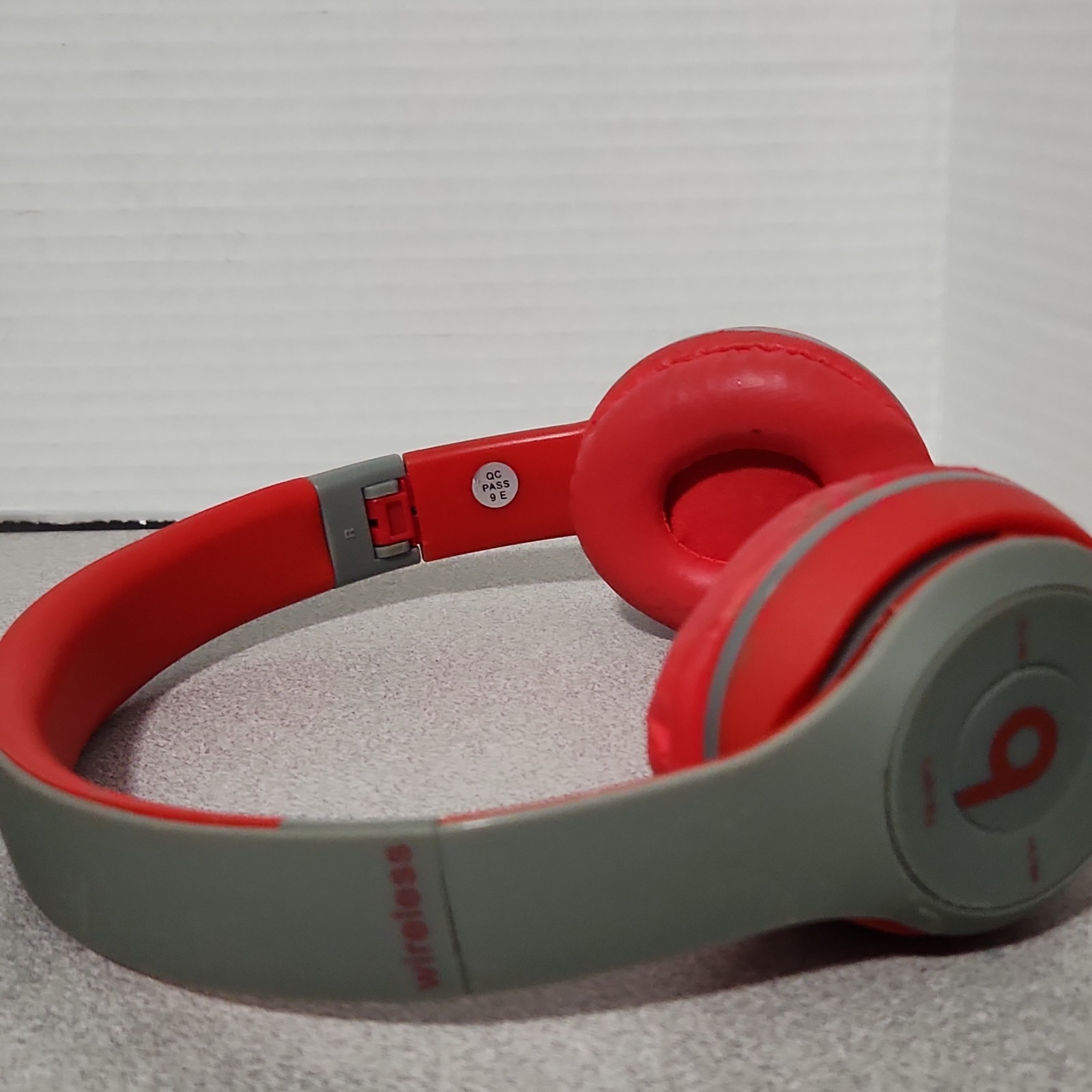 Beats by Dr. Dre Solo 2 Wireless On-Ear Headphones – Gray / Red – Tested Works